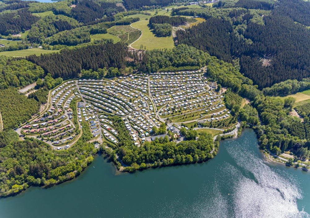 Wörmge aus der Vogelperspektive: Campingplatz Camping Gut Kalberschnacke am Seeufer der Lister in Wörmge im Bundesland Nordrhein-Westfalen, Deutschland
