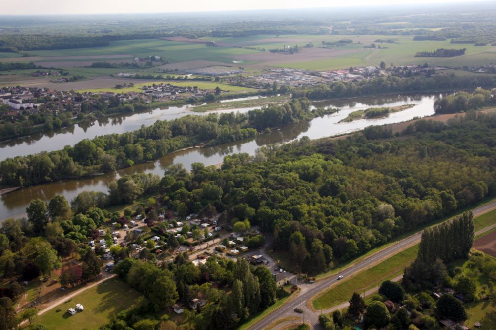 Saint-Pere-sur-Loire aus der Vogelperspektive: Campingplatz am Flussufer der Loire in Saint-Pere-sur-Loire in Centre-Val de Loire, Frankreich