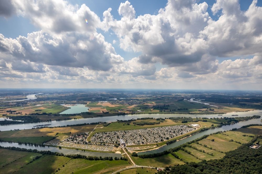 Luftbild Wesel - Campingplatz Gravinsel mit Wohnwagen und Zelten am Rhein in Wesel im Bundesland Nordrhein-Westfalen, Deutschland