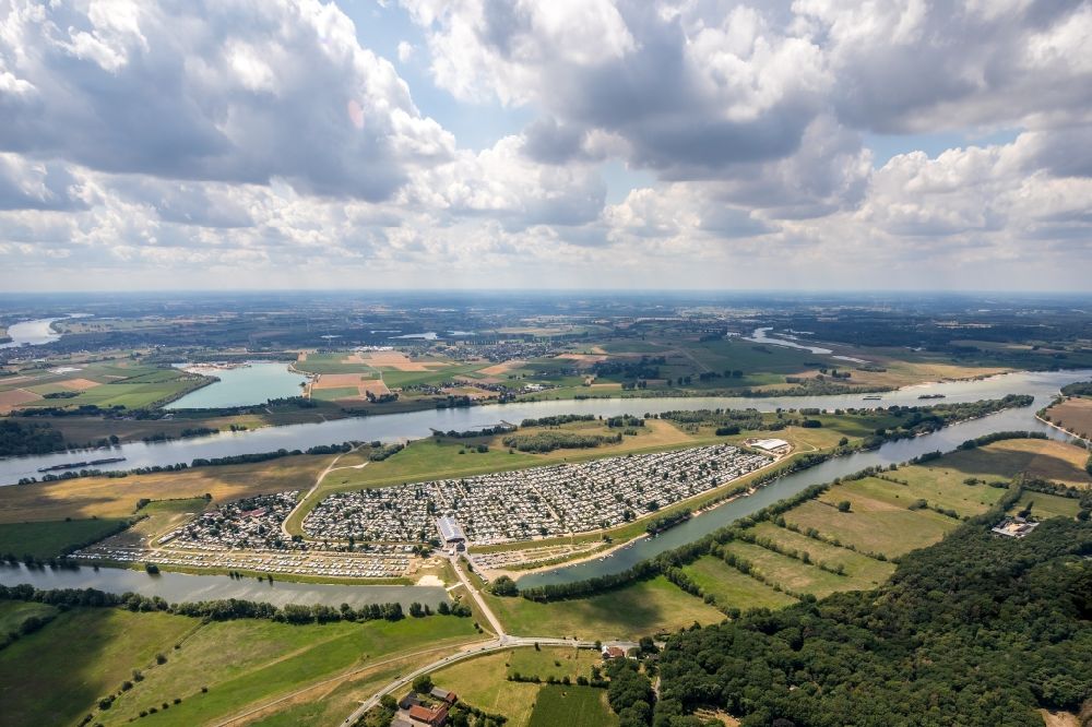 Luftaufnahme Wesel - Campingplatz Gravinsel mit Wohnwagen und Zelten am Rhein in Wesel im Bundesland Nordrhein-Westfalen, Deutschland