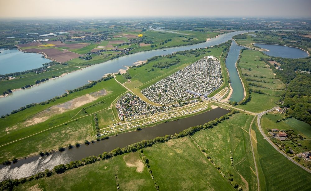 Luftaufnahme Wesel - Campingplatz Gravinsel mit Wohnwagen und Zelten am Rhein in Wesel im Bundesland Nordrhein-Westfalen, Deutschland