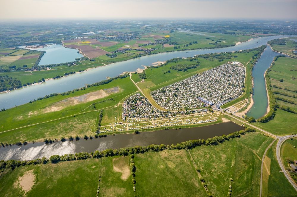 Wesel aus der Vogelperspektive: Campingplatz Gravinsel mit Wohnwagen und Zelten am Rhein in Wesel im Bundesland Nordrhein-Westfalen, Deutschland