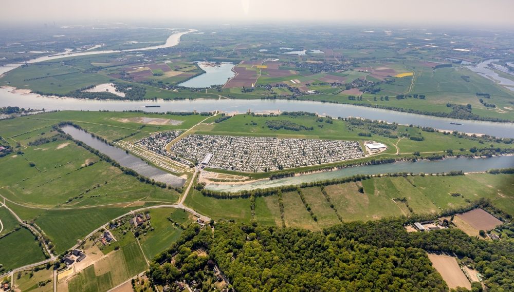 Luftbild Wesel - Campingplatz Gravinsel mit Wohnwagen und Zelten am Rhein in Wesel im Bundesland Nordrhein-Westfalen, Deutschland