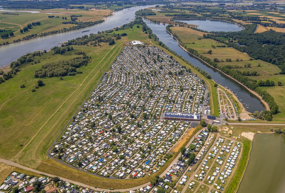 Luftaufnahme Wesel - Campingplatz Gravinsel mit Wohnwagen und Zelten in Wesel im Bundesland Nordrhein-Westfalen, Deutschland