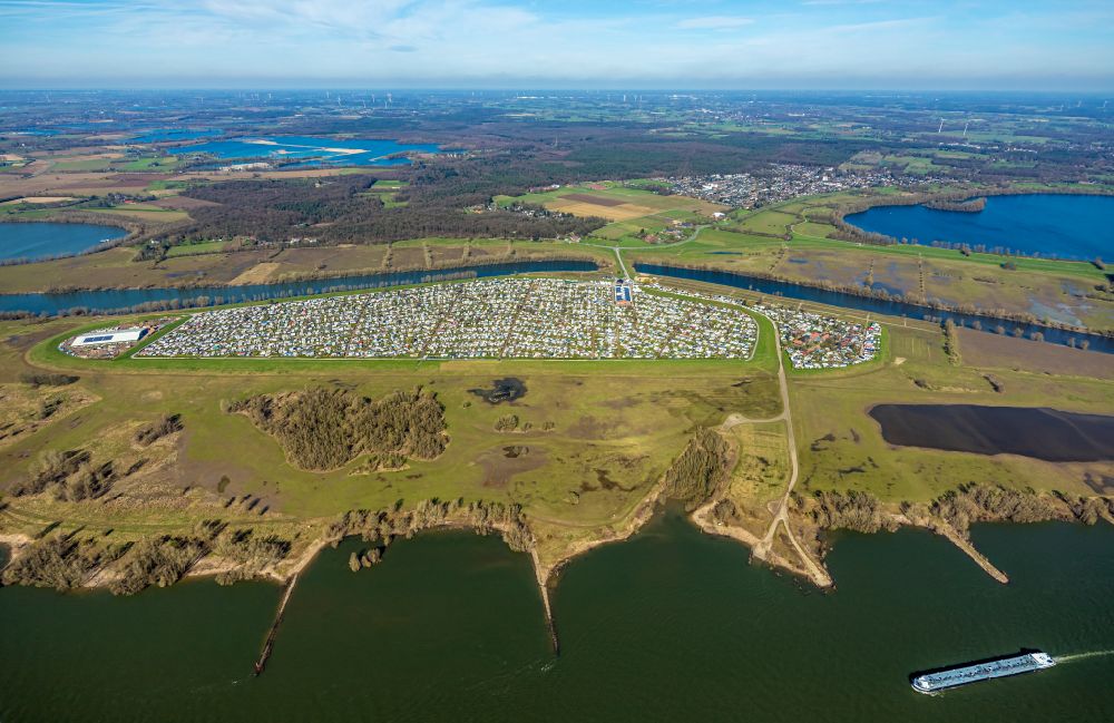 Luftaufnahme Wesel - Campingplatz Gravinsel mit Wohnwagen und Zelten in Wesel im Bundesland Nordrhein-Westfalen, Deutschland
