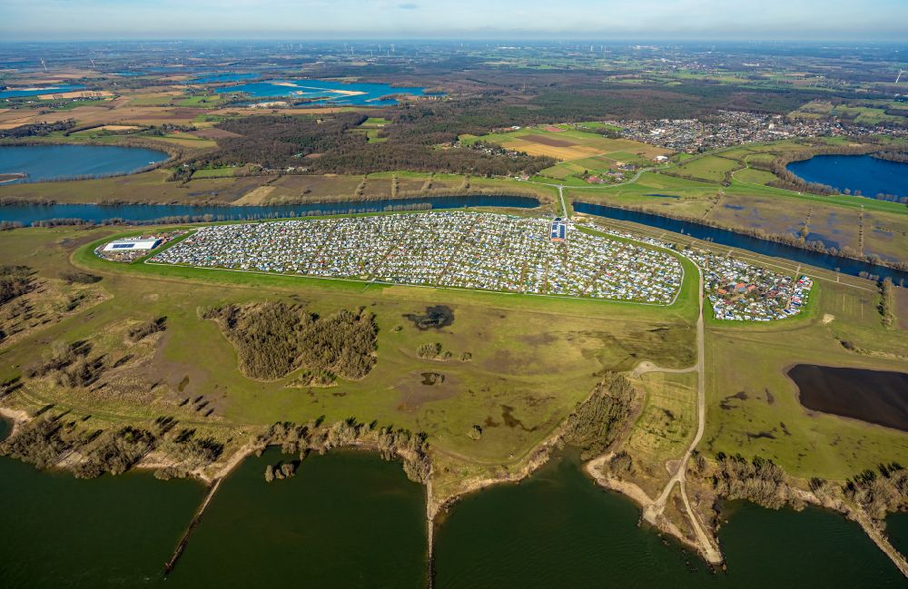 Wesel von oben - Campingplatz Gravinsel mit Wohnwagen und Zelten in Wesel im Bundesland Nordrhein-Westfalen, Deutschland