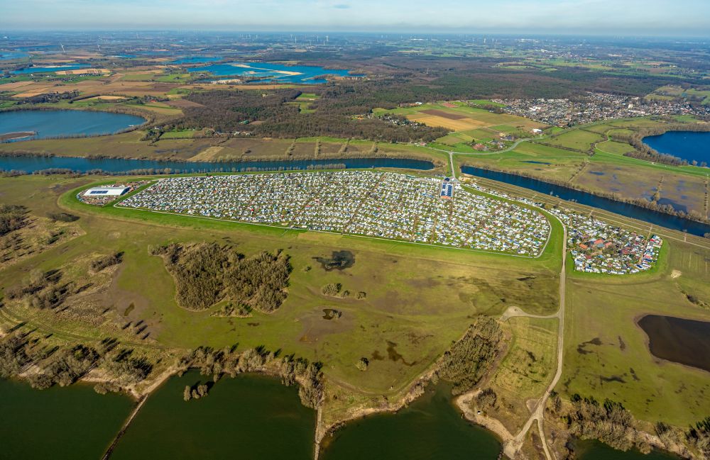 Wesel aus der Vogelperspektive: Campingplatz Gravinsel mit Wohnwagen und Zelten in Wesel im Bundesland Nordrhein-Westfalen, Deutschland