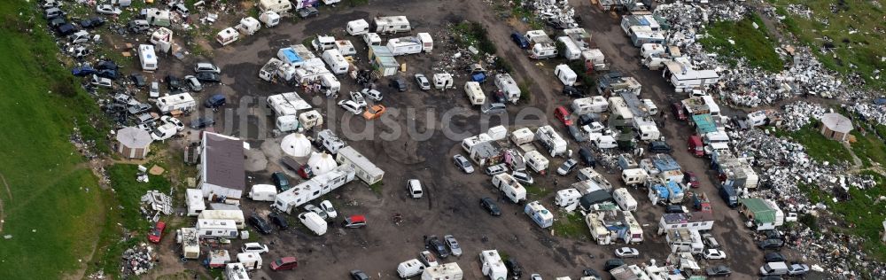 Pierrelaye von oben - Campingplatz und illegale Mülldeponie- Landschaft mit Wohnwagen als sozialer Brennpunkt und Armenviertel in Pierrelaye in Ile-de-France, Frankreich