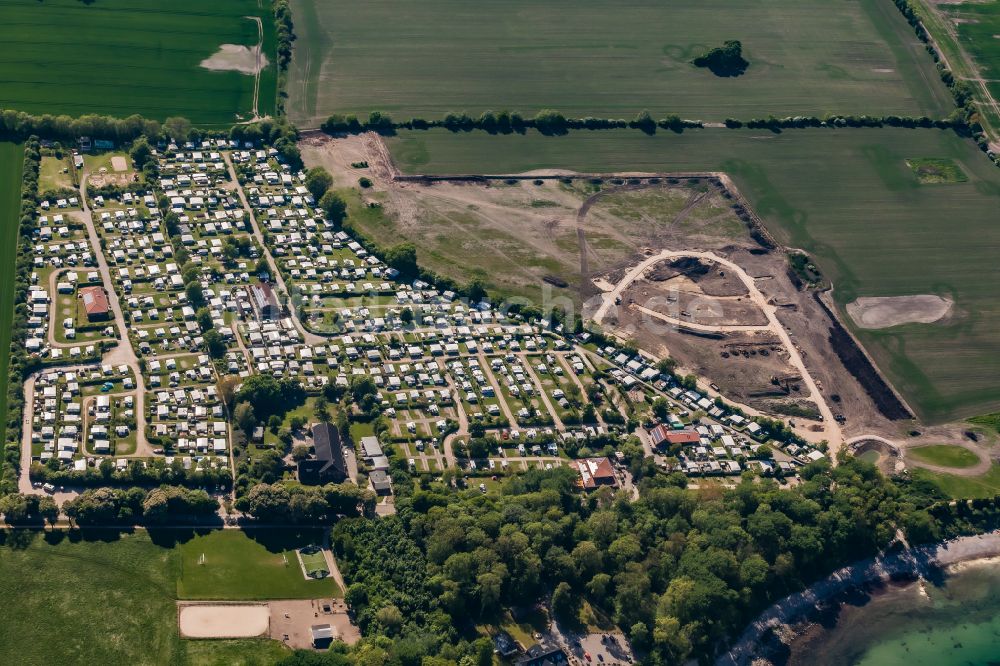 Luftaufnahme Fehmarn - Campingplatz Katharinenhof mit Wohnwagen und Zelten in Fehmarn im Bundesland Schleswig-Holstein, Deutschland