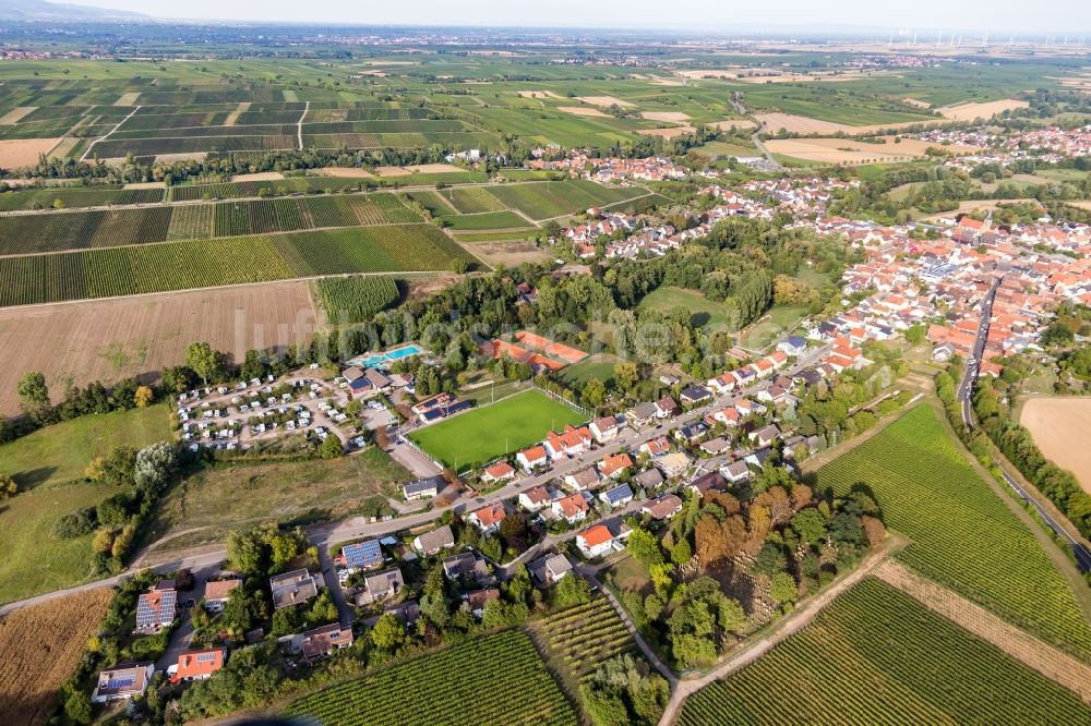 Luftaufnahme Billigheim-Ingenheim - Campingplatz Klingbachtal mit Wohnwagen und Zelten und Freibad in Billigheim-Ingenheim im Bundesland Rheinland-Pfalz, Deutschland
