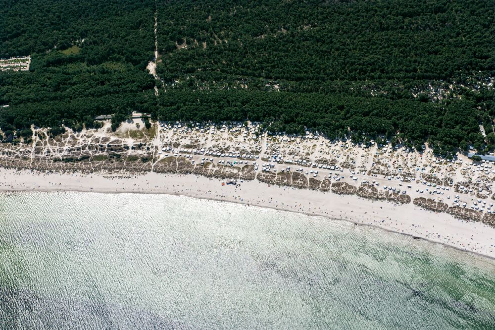 Luftaufnahme Born am Darß - Campingplatz an der Meeresküste der Ostsee in Born am Darß im Bundesland Mecklenburg-Vorpommern, Deutschland