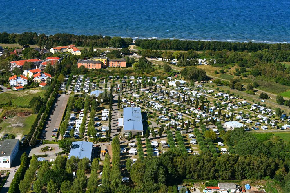 Zingst aus der Vogelperspektive: Campingplatz an der Meeresküste der Ostsee Wellness-Camp Düne 6 in Zingst im Bundesland Mecklenburg-Vorpommern, Deutschland