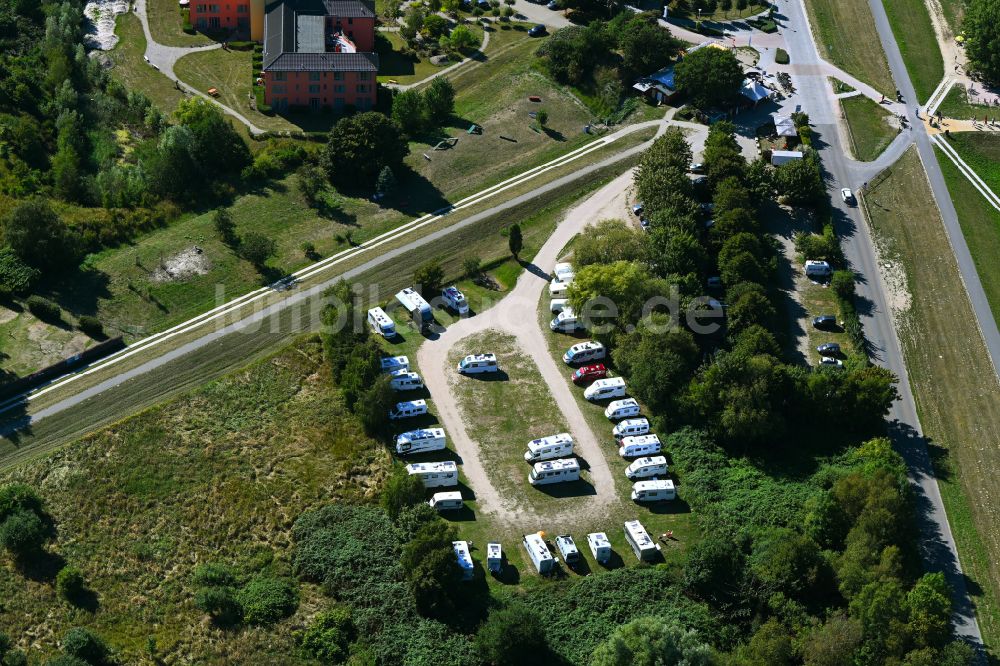 Zingst aus der Vogelperspektive: Campingplatz an der Meeresküste der Ostsee in Zingst im Bundesland Mecklenburg-Vorpommern, Deutschland