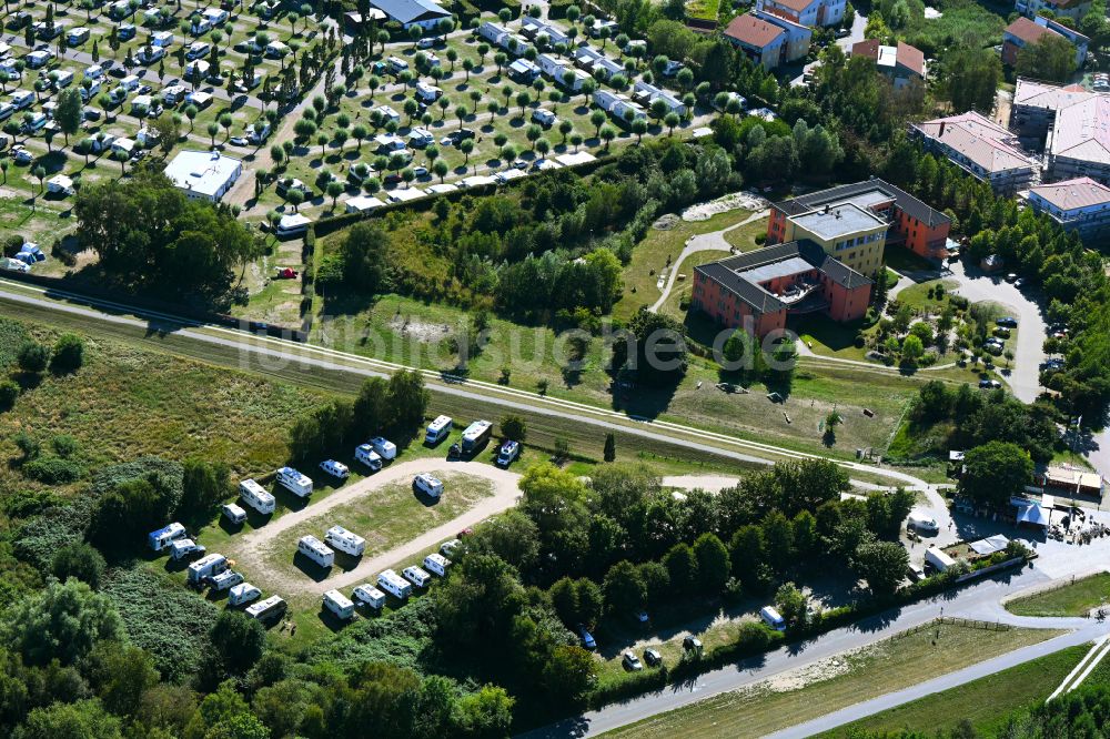 Luftaufnahme Zingst - Campingplatz an der Meeresküste der Ostsee in Zingst im Bundesland Mecklenburg-Vorpommern, Deutschland