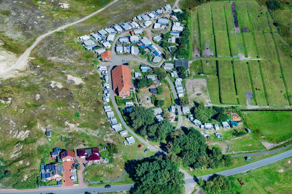 Norderney aus der Vogelperspektive: Campingplatz an der Meeresküste Spilak in Norderney im Bundesland Niedersachsen, Deutschland