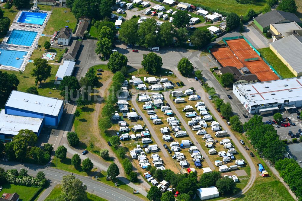 Luftbild Holzminden - Campingplatz und Mobilcamping am Flußufer der Weser in Holzminden im Bundesland Niedersachsen, Deutschland