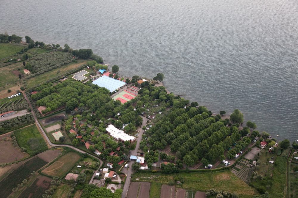 Luftbild Bolsena - Campingplatz im nördlichen Uferbereiche des Bolsena Sees bei Bolsena in Latium in Italien