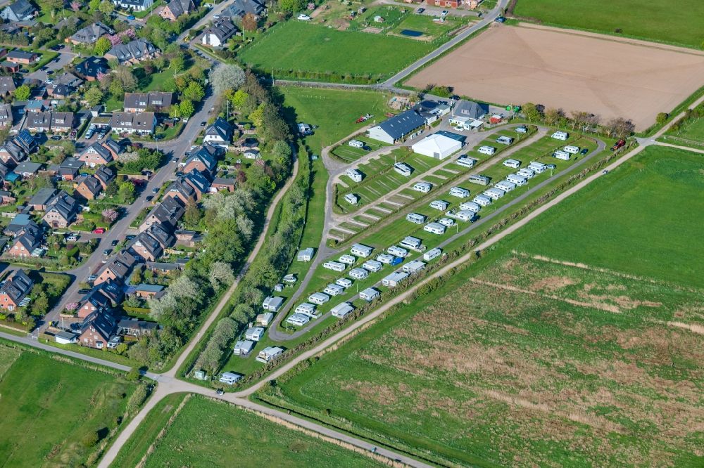 Luftaufnahme Sylt - Campingplatz Südhorn mit Wohnwagen und Zelten im Ortsteil Tinnum in Sylt im Bundesland Schleswig-Holstein, Deutschland