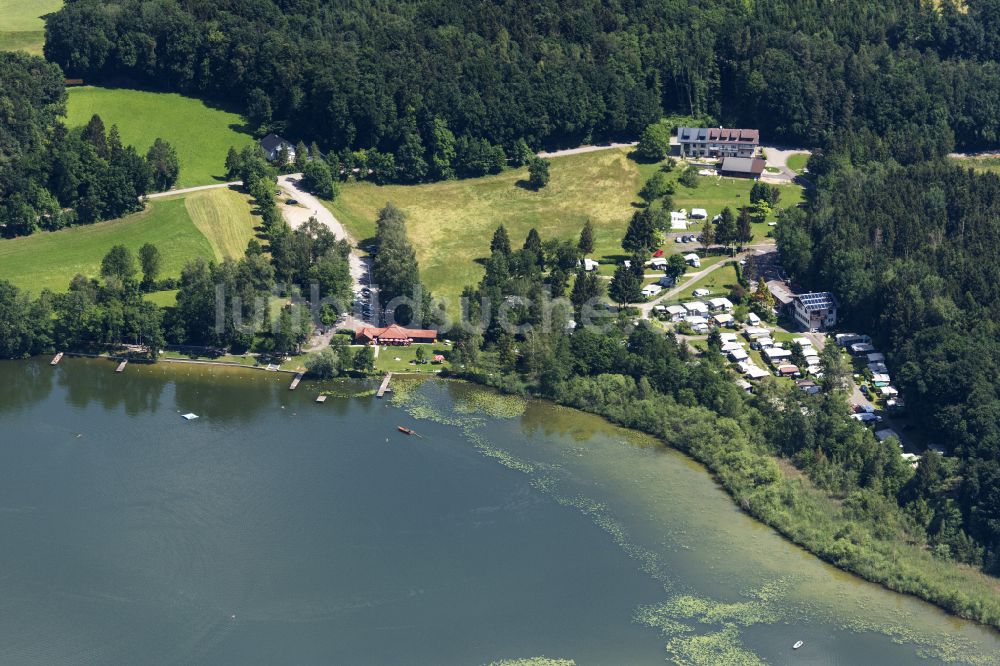 Ibm aus der Vogelperspektive: Campingplatz und Strandbad am Seeufer Heratinger See in Ibm in Oberösterreich, Österreich