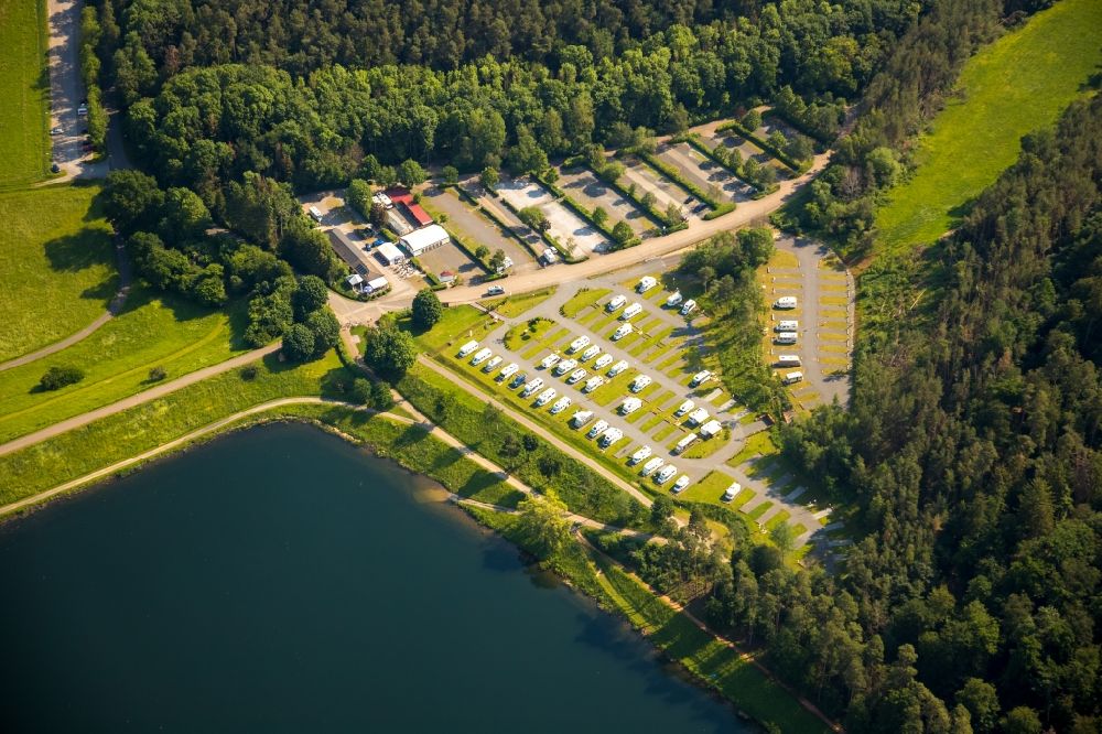Bad Arolsen aus der Vogelperspektive: Campingplatz mit Wohnwagen im Ortsteil Wetterburg in Bad Arolsen im Bundesland Hessen, Deutschland