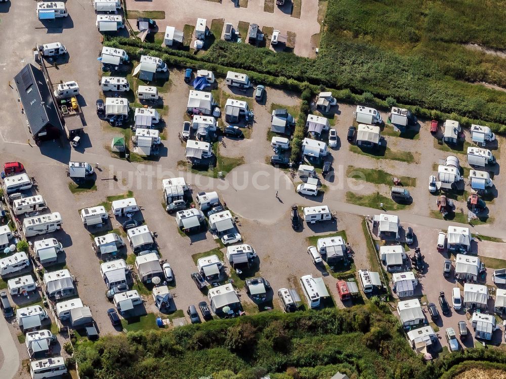 Luftaufnahme Sankt Peter-Ording - Campingplatz mit Wohnwagen und Wohnmobilen in Sankt Peter-Ording im Bundesland Schleswig-Holstein, Deutschland