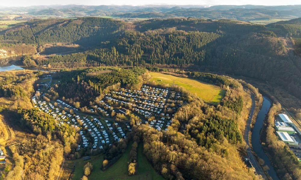 Luftbild Attendorn - Campingplatz mit Wohnwagen und Zelten in Attendorn im Bundesland Nordrhein-Westfalen, Deutschland