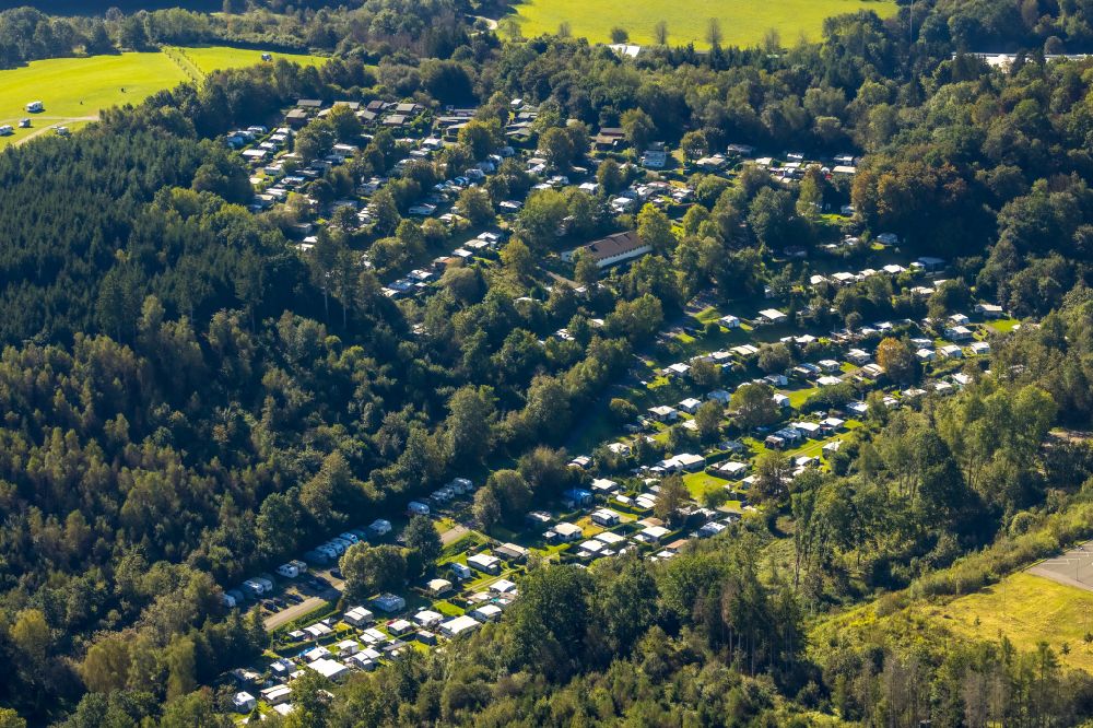 Attendorn von oben - Campingplatz mit Wohnwagen und Zelten in Attendorn im Bundesland Nordrhein-Westfalen, Deutschland