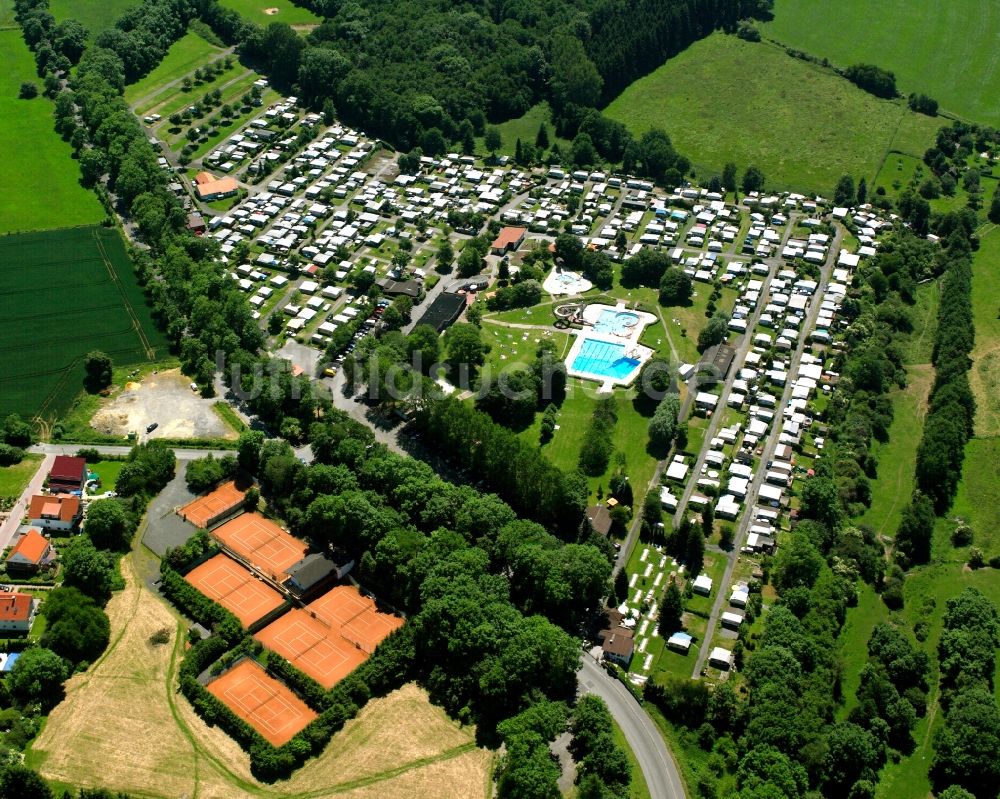 Dransfeld aus der Vogelperspektive: Campingplatz mit Wohnwagen und Zelten in Dransfeld im Bundesland Niedersachsen, Deutschland