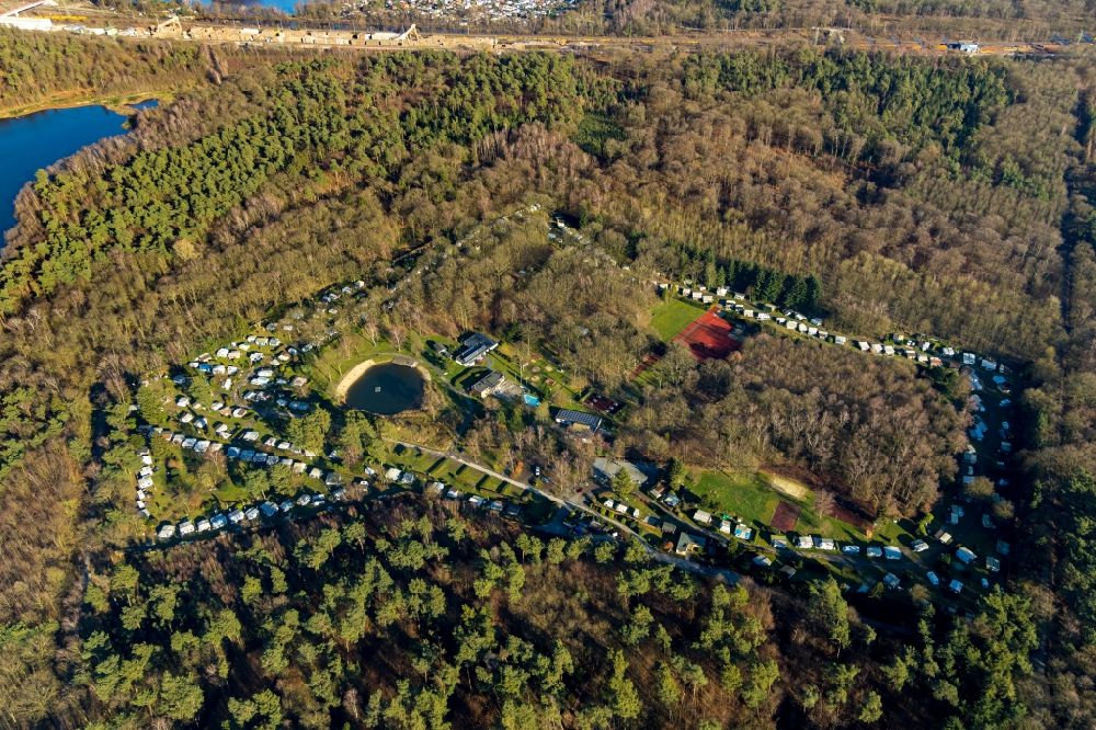 Luftaufnahme Duisburg - Campingplatz mit Wohnwagen und Zelten in Duisburg im Bundesland Nordrhein-Westfalen, Deutschland