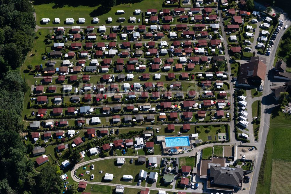 Luftaufnahme Eschenz - Campingplatz mit Wohnwagen und Zelten in Eschenz im Kanton Thurgau, Schweiz