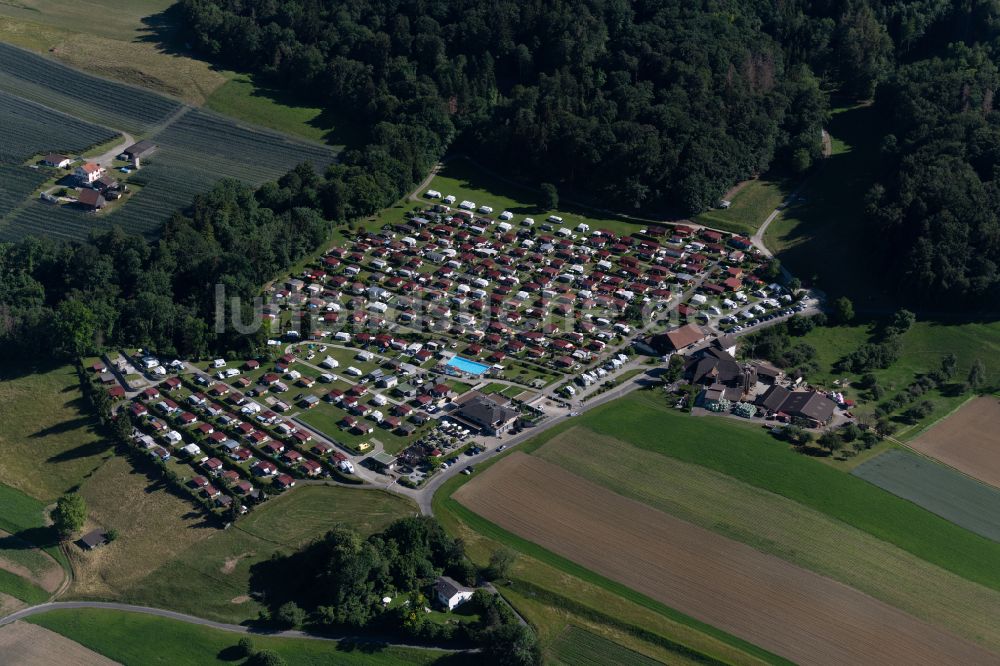 Eschenz aus der Vogelperspektive: Campingplatz mit Wohnwagen und Zelten in Eschenz im Kanton Thurgau, Schweiz