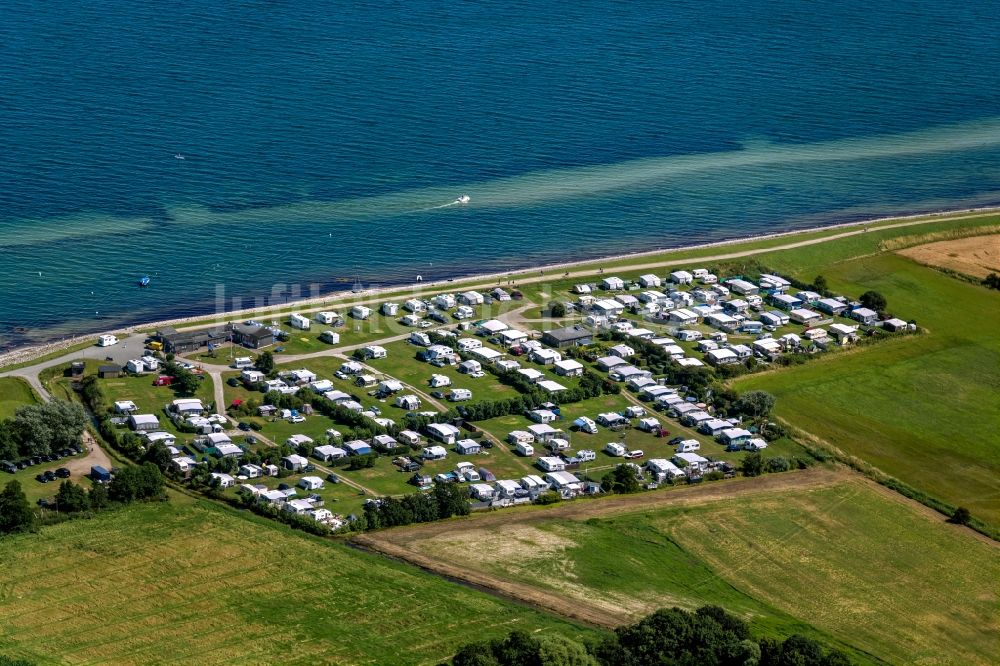 Luftaufnahme Falshöft - Campingplatz mit Wohnwagen und Zelten in Falshöft im Bundesland Schleswig-Holstein, Deutschland