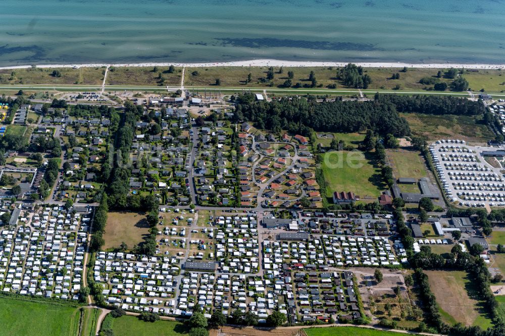 Luftaufnahme Grömitz - Campingplatz mit Wohnwagen und Zelten in Grömitz im Bundesland Schleswig-Holstein, Deutschland