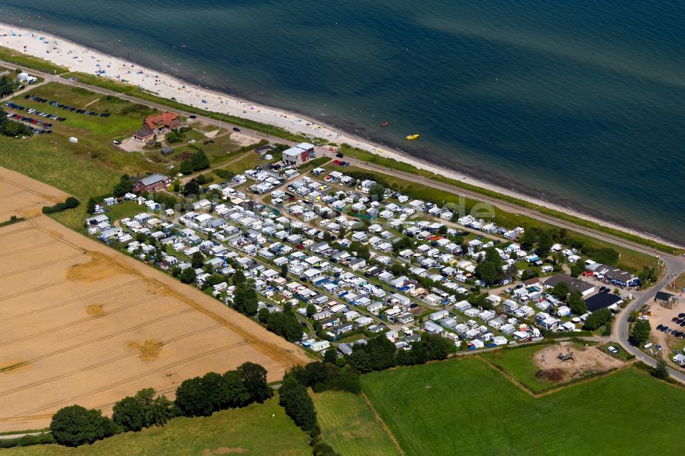 Luftaufnahme Hasselberg - Campingplatz mit Wohnwagen und Zelten in Hasselberg im Bundesland Schleswig-Holstein, Deutschland