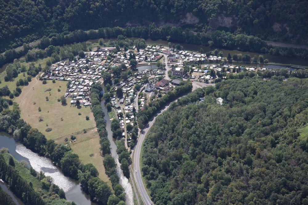 Lahnstein aus der Vogelperspektive: Campingplatz mit Wohnwagen und Zelten in Lahnstein im Bundesland Rheinland-Pfalz, Deutschland
