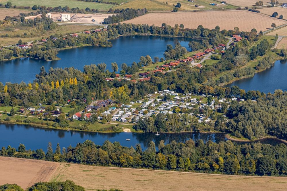 Luftaufnahme Lauenförde - Campingplatz mit Wohnwagen und Zelten in Lauenförde im Bundesland Nordrhein-Westfalen, Deutschland