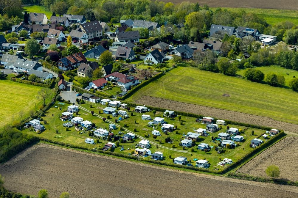 Loh aus der Vogelperspektive: Campingplatz mit Wohnwagen und Zelten in Loh im Bundesland Nordrhein-Westfalen, Deutschland