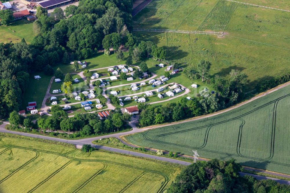 Mühlberg aus der Vogelperspektive: Campingplatz mit Wohnwagen und Zelten in Mühlberg im Bundesland Thüringen, Deutschland