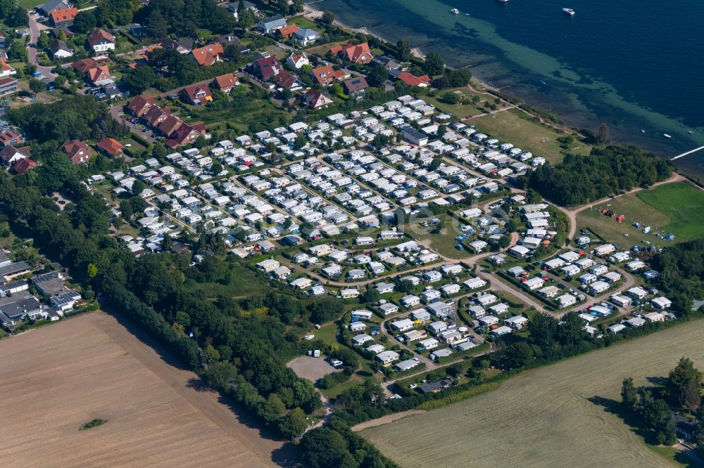 Neustadt in Holstein aus der Vogelperspektive: Campingplatz mit Wohnwagen und Zelten in Neustadt in Holstein im Bundesland Schleswig-Holstein, Deutschland