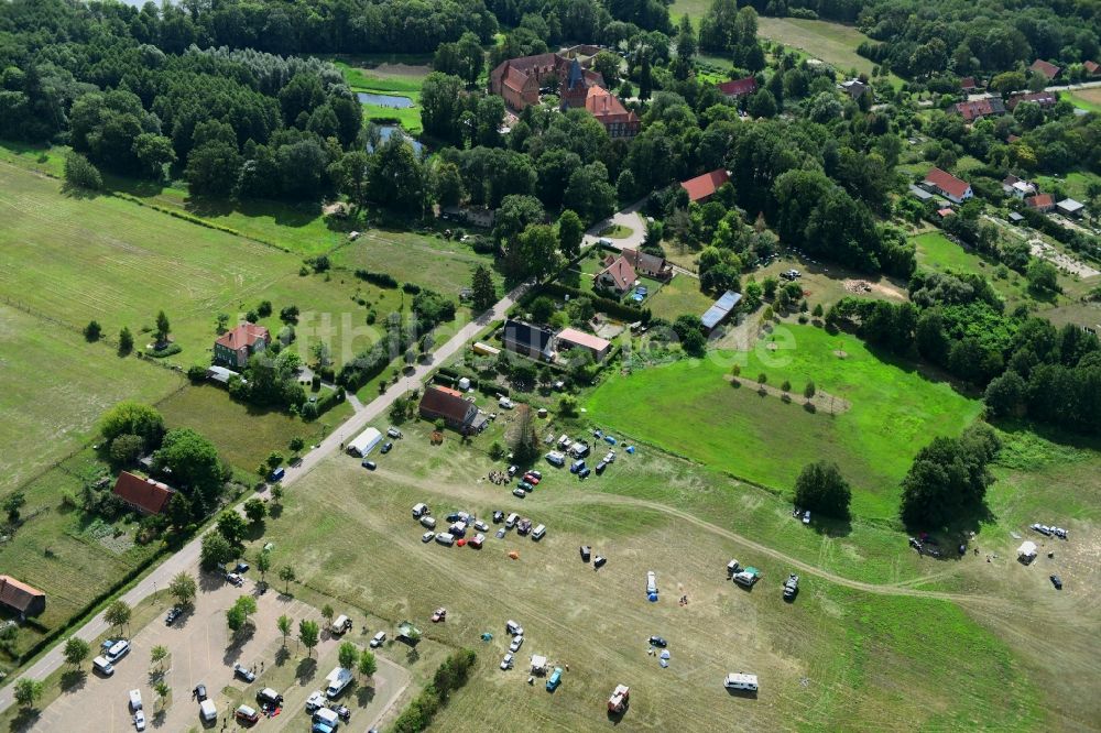 Luftaufnahme Plattenburg - Campingplatz mit Wohnwagen und Zelten im Ortsteil Kletzke in Plattenburg im Bundesland Brandenburg, Deutschland