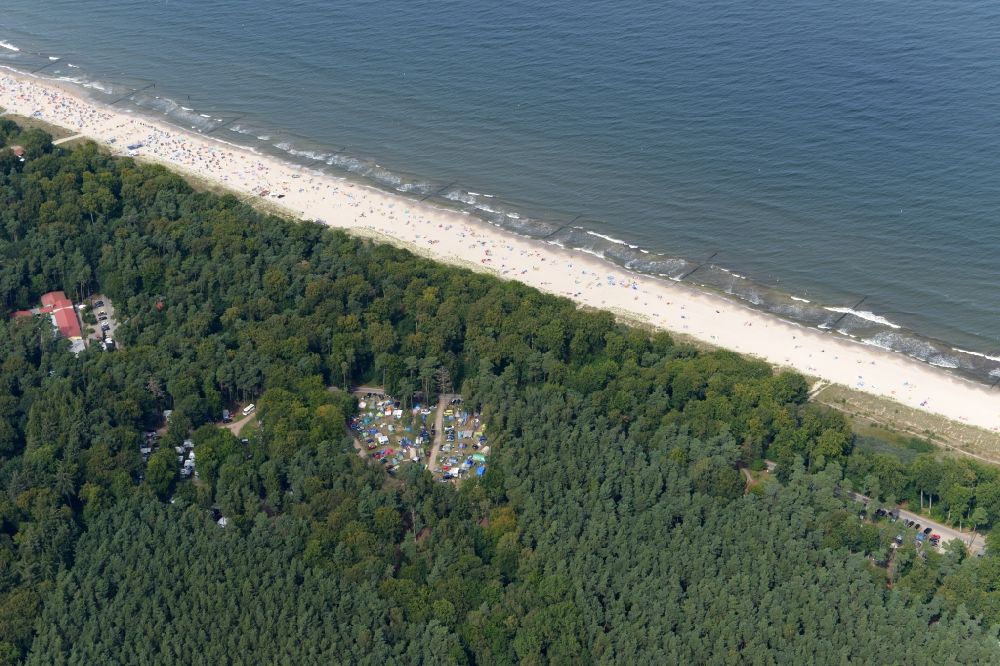 Ückeritz von oben - Campingplatz mit Wohnwagen und Zelten im Ortsteil Kölpinsee in Ückeritz im Bundesland Mecklenburg-Vorpommern
