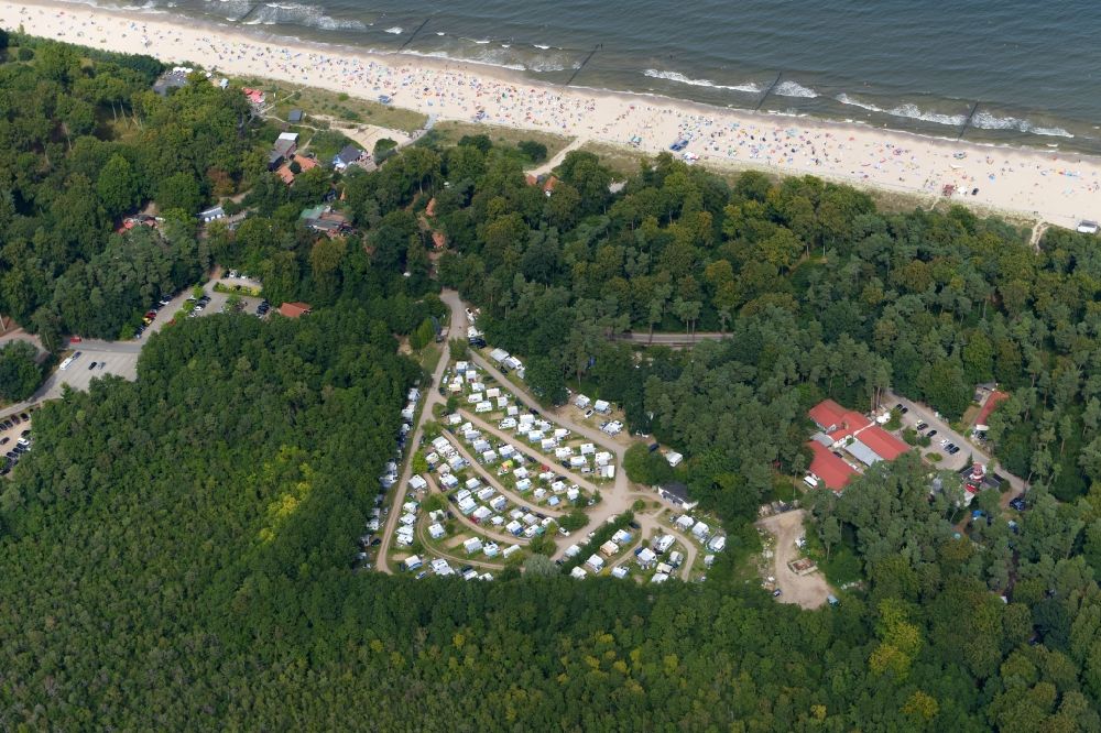 Ückeritz aus der Vogelperspektive: Campingplatz mit Wohnwagen und Zelten im Ortsteil Kölpinsee in Ückeritz im Bundesland Mecklenburg-Vorpommern
