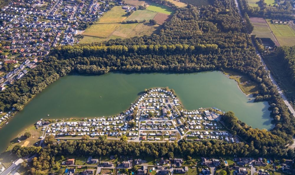 Lippstadt aus der Vogelperspektive: Campingplatz mit Wohnwagen und Zelten im Ortsteil Lipperbruch in Lippstadt im Bundesland Nordrhein-Westfalen, Deutschland