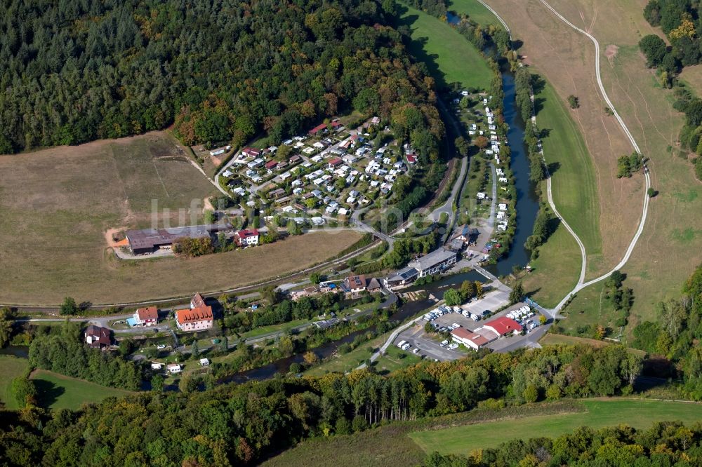 Gräfendorf aus der Vogelperspektive: Campingplatz mit Wohnwagen und Zelten im Ortsteil Weickersgrüben in Gräfendorf im Bundesland Bayern, Deutschland