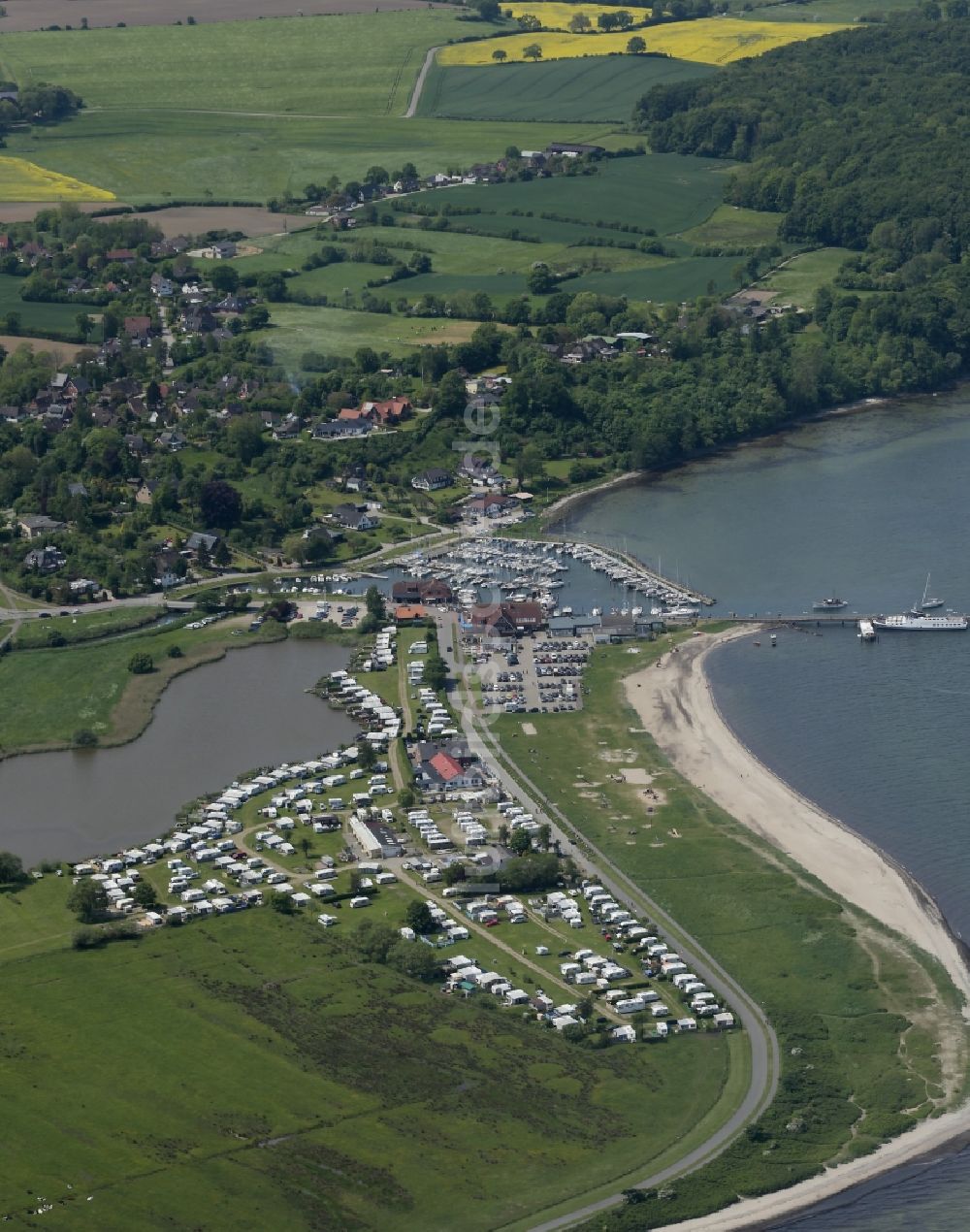 Langballig von oben - Campingplatz mit Wohnwagen und Zelten am Ostseestrand in Langballig im Bundesland Schleswig-Holstein