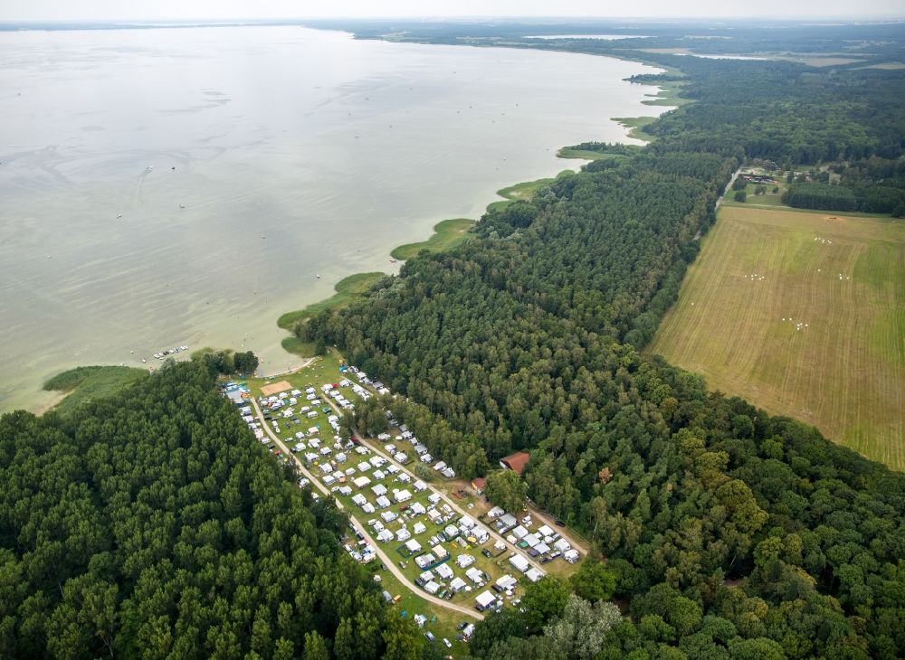 Rechlin aus der Vogelperspektive: Campingplatz mit Wohnwagen und Zelten in Rechlin im Bundesland Mecklenburg-Vorpommern