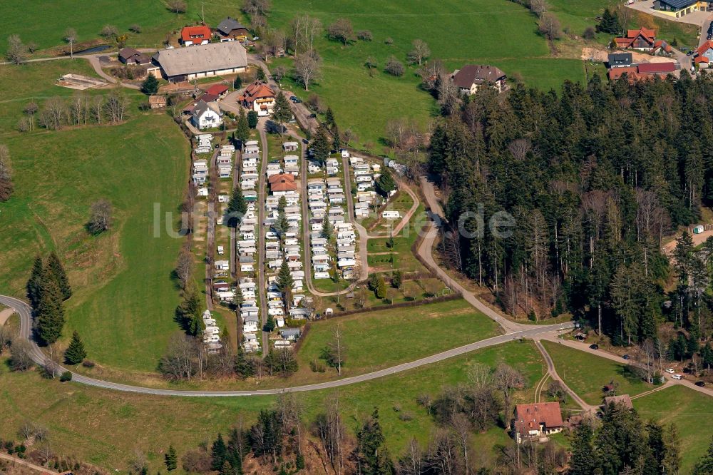 Sankt Peter aus der Vogelperspektive: Campingplatz mit Wohnwagen und Zelten in Sankt Peter im Bundesland Baden-Württemberg, Deutschland