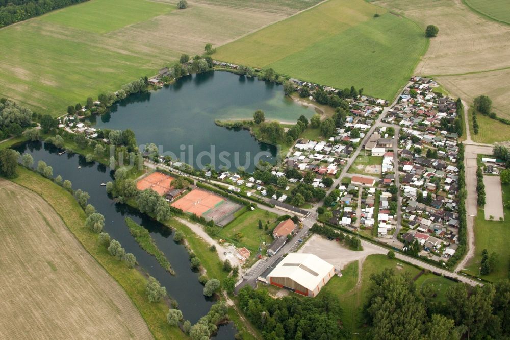 Seltz aus der Vogelperspektive: Campingplatz mit Wohnwagen und Zelten am See im Ortsteil Beinheim in Seltz in Grand Est, Frankreich