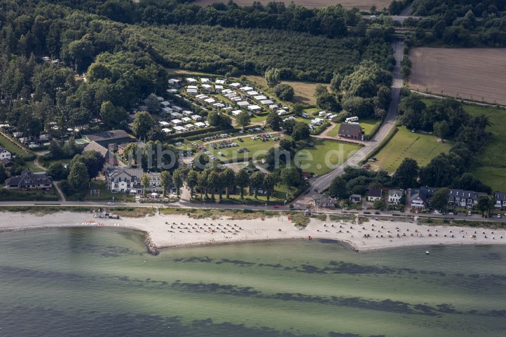 Neustadt aus der Vogelperspektive: Campingplatz mit Wohnwagen und Zelten in Sierksdorf in Neustadt im Bundesland Schleswig-Holstein