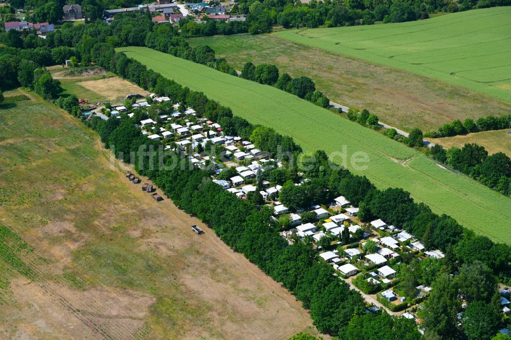 Luftaufnahme Tiefensee - Campingplatz mit Wohnwagen und Zelten in Tiefensee im Bundesland Brandenburg, Deutschland